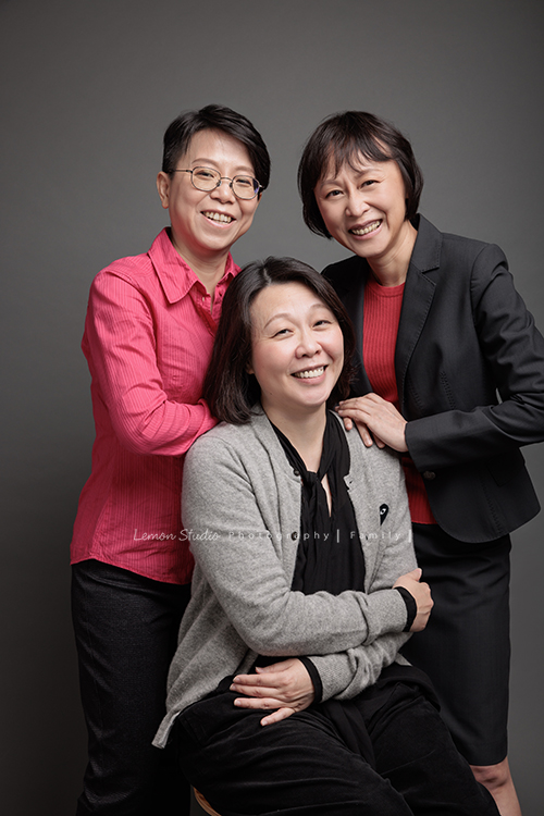 佳樺兄弟姊妹四人帶著爸爸媽媽及孩子們來拍照，這幾年許多人會帶著家裡的長輩來拍照，三代同一天在攝影棚，為了拍照聚在一起，美好的氛圍、開心的互動，這張是三位姐妹的可愛合照！三人笑得好開心啊！