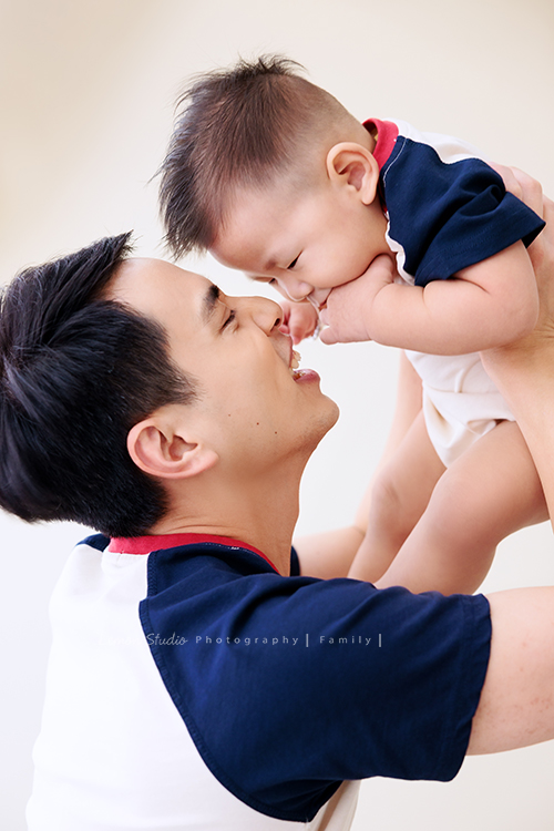 高宇媽麻一家第二次來拍家庭寫真，第一次來時是一家四口，這次來多了兩位媳婦，及兩個超可愛的孫子，這張是二兒子和一歲的寶寶互動的可愛紀錄！