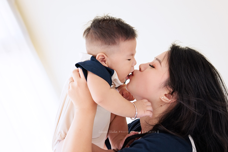 高宇媽麻一家第二次來拍家庭寫真，第一次來時是一家四口，這次來多了兩位媳婦，及兩個超可愛的孫子，這張是媽麻和一歲的寶寶親親的互動可愛紀錄！