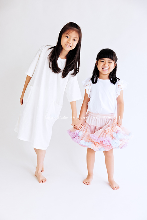 聿甄帶著一家大小來拍三代全家福，這天是爺爺奶奶及三個孩子、兩位媳婦、兩個可愛的孫女的組合，好喜歡這樣大家都好有元氣的合照！這張是兩位孫女可愛的合照！