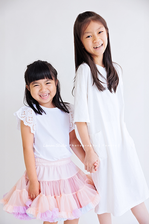 聿甄帶著一家大小來拍三代全家福，這天是爺爺奶奶及三個孩子、兩位媳婦、兩個可愛的孫女的組合，好喜歡這樣大家都好有元氣的合照！這張是兩位孫女可愛的合照！兩人笑得好燦爛啊！