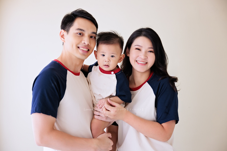 高宇媽麻一家第二次來拍家庭寫真，第一次來時是一家四口，這次來多了兩位媳婦，及兩個超可愛的孫子，這張是二兒子一家穿休閒服的全家福寫真！