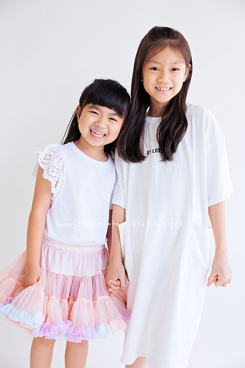 聿甄帶著一家大小來拍三代全家福，這天是爺爺奶奶及三個孩子、兩位媳婦、兩個可愛的孫女的組合，好喜歡這樣大家都好有元氣的合照！這張是兩位孫女可愛的合照！兩人感情很好啊！