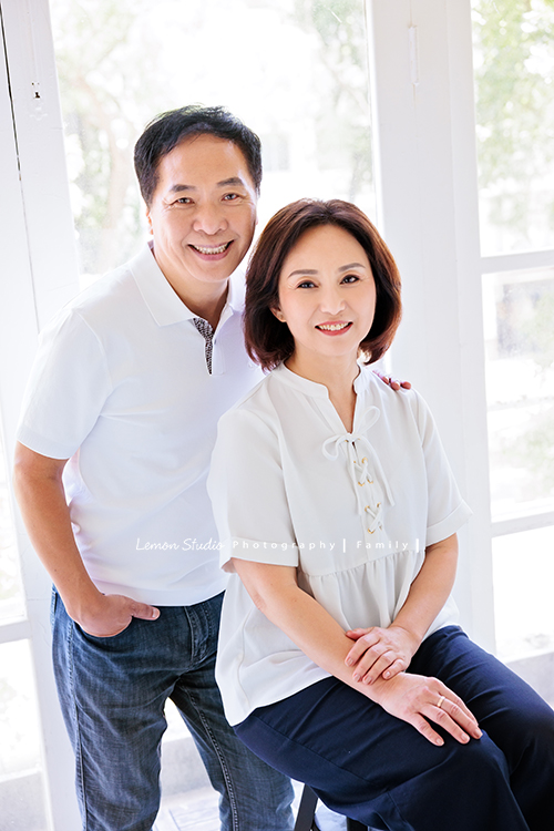 高宇媽麻一家第二次來拍家庭寫真，第一次來時是一家四口，這次來多了兩位媳婦，及兩個超可愛的孫子，這張是高宇媽麻和先生美麗的合照！