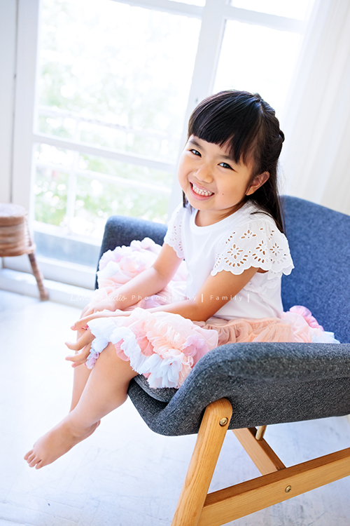 聿甄帶著一家大小來拍三代全家福，這天是爺爺奶奶及三個孩子、兩位媳婦、兩個可愛的孫女的組合，好喜歡這樣大家都好有元氣的合照！這張是小孫女的可愛個人獨照！