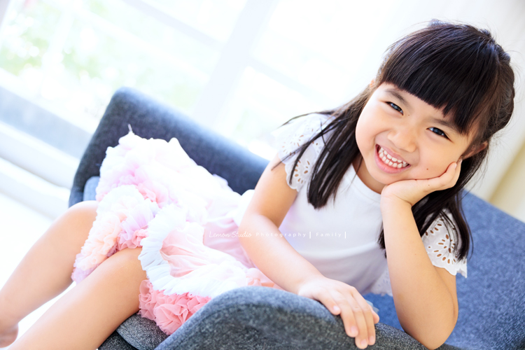 聿甄帶著一家大小來拍三代全家福，這天是爺爺奶奶及三個孩子、兩位媳婦、兩個可愛的孫女的組合，好喜歡這樣大家都好有元氣的合照！這張是小孫女的可愛個人獨照！拖著頭的小孫女超可愛的！