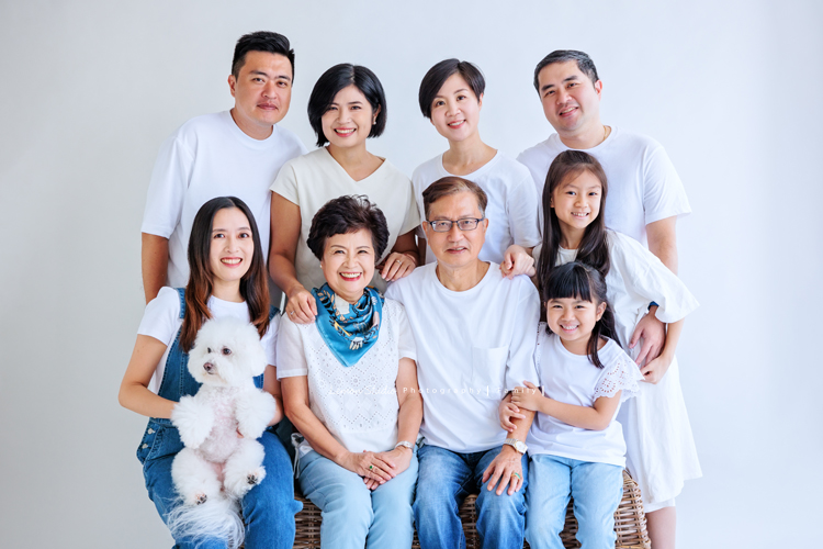 聿甄帶著一家大小來拍三代全家福，這天是爺爺奶奶及三個孩子、兩位媳婦、兩個可愛的孫女的組合，好喜歡這樣大家都好有元氣的合照！這張是所有人一起的全家福！