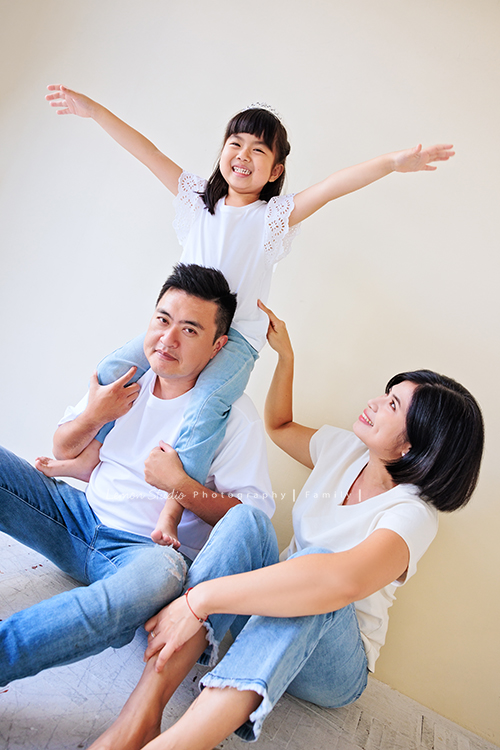 聿甄帶著一家大小來拍三代全家福，這天是爺爺奶奶及三個孩子、兩位媳婦、兩個可愛的孫女的組合，好喜歡這樣大家都好有元氣的合照！這張是二兒子一家可愛的互動紀錄！