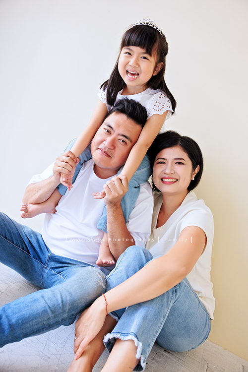 聿甄帶著一家大小來拍三代全家福，這天是爺爺奶奶及三個孩子、兩位媳婦、兩個可愛的孫女的組合，好喜歡這樣大家都好有元氣的合照！這張是二兒子一家可愛的全家福！