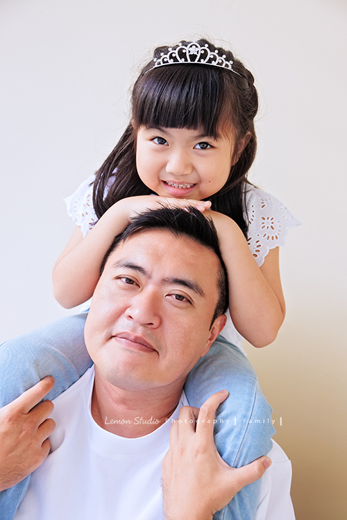 聿甄帶著一家大小來拍三代全家福，這天是爺爺奶奶及三個孩子、兩位媳婦、兩個可愛的孫女的組合，好喜歡這樣大家都好有元氣的合照！這張是小孫女坐在爸拔身上和爸拔的合照！