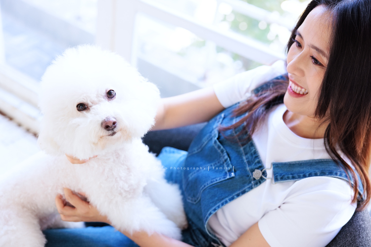 聿甄帶著一家大小來拍三代全家福，這天是爺爺奶奶及三個孩子、兩位媳婦、兩個可愛的孫女的組合，好喜歡這樣大家都好有元氣的合照！這張是家裡的狗寶貝的和主人的可愛互動紀錄！