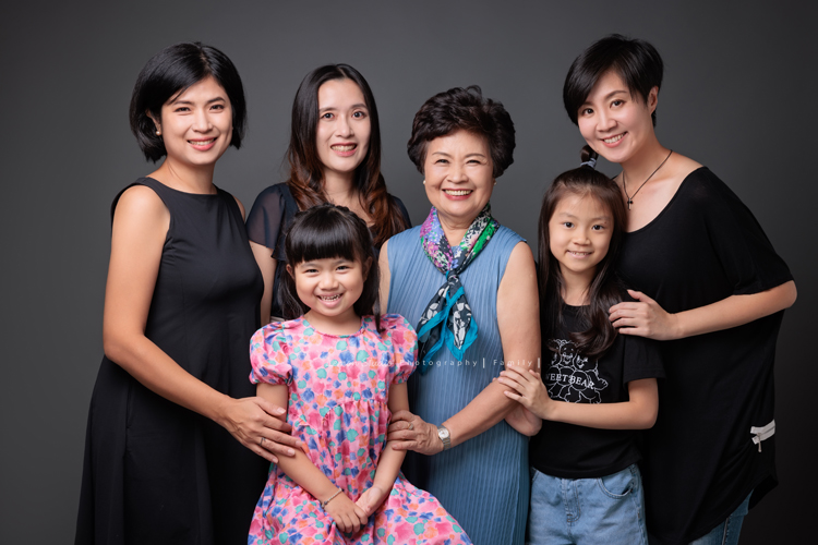 聿甄帶著一家大小來拍三代全家福，這天是爺爺奶奶及三個孩子、兩位媳婦、兩個可愛的孫女的組合，好喜歡這樣大家都好有元氣的合照！這張是所有女生的合照！奶奶笑得好開心啊！