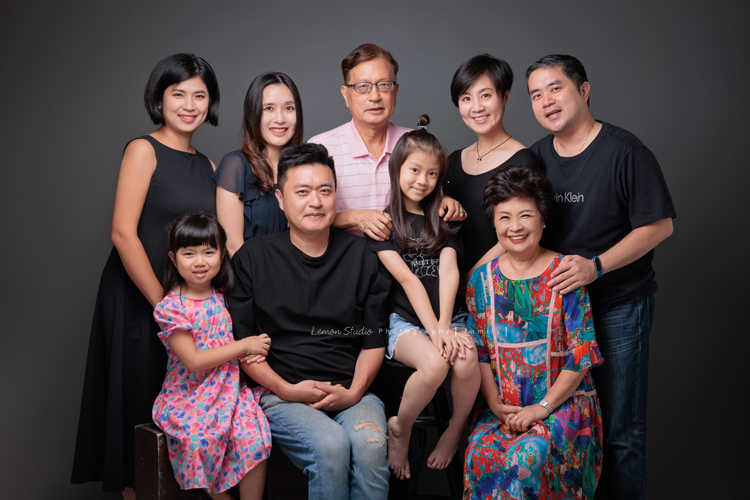 聿甄帶著一家大小來拍三代全家福，這天是爺爺奶奶及三個孩子、兩位媳婦、兩個可愛的孫女的組合，好喜歡這樣大家都好有元氣的合照！這張是三代全家人穿上正式服裝的全家福合照！