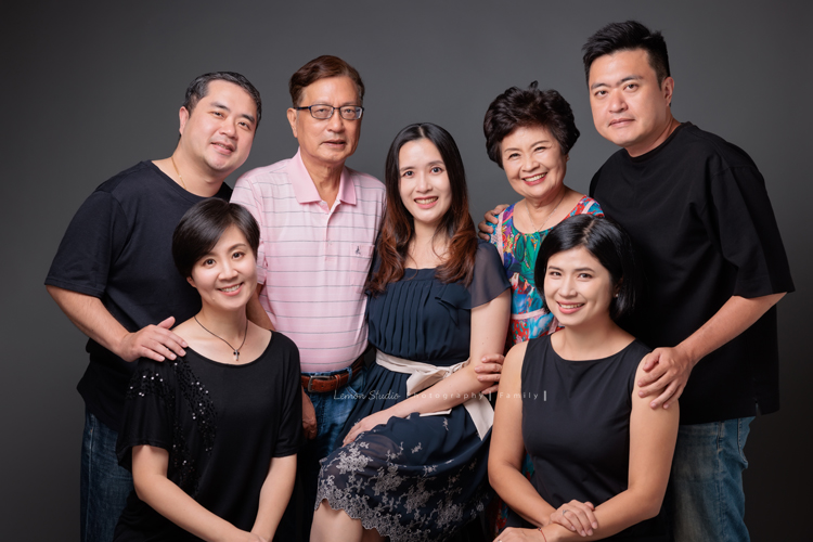 聿甄帶著一家大小來拍三代全家福，這天是爺爺奶奶及三個孩子、兩位媳婦、兩個可愛的孫女的組合，好喜歡這樣大家都好有元氣的合照！這張是大人們穿上正式服裝的全家福合照！