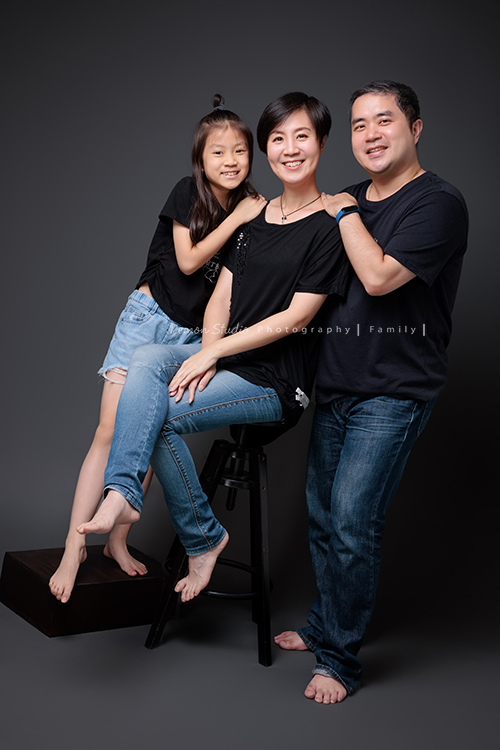 聿甄帶著一家大小來拍三代全家福，這天是爺爺奶奶及三個孩子、兩位媳婦、兩個可愛的孫女的組合，好喜歡這樣大家都好有元氣的合照！這張是大兒子一家的全家福！