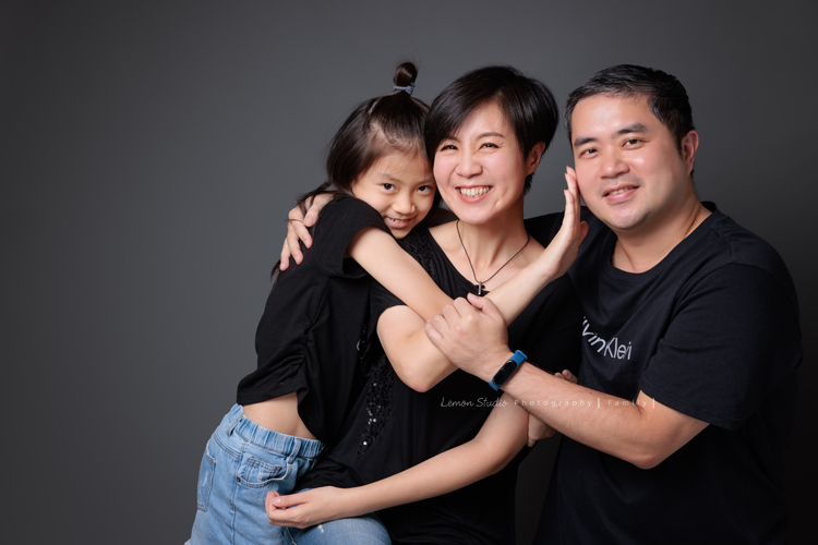 聿甄帶著一家大小來拍三代全家福，這天是爺爺奶奶及三個孩子、兩位媳婦、兩個可愛的孫女的組合，好喜歡這樣大家都好有元氣的合照！這張是大兒子一家可愛的互動紀錄！