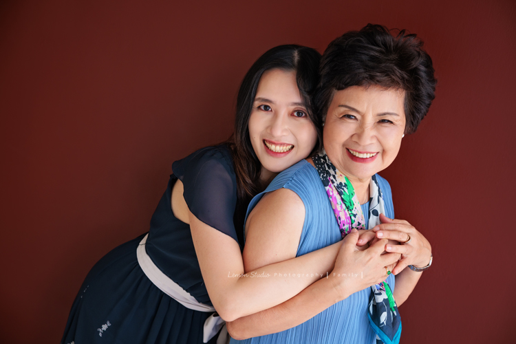 聿甄帶著一家大小來拍三代全家福，這天是爺爺奶奶及三個孩子、兩位媳婦、兩個可愛的孫女的組合，好喜歡這樣大家都好有元氣的合照！這張是奶奶和女兒的好溫馨的合照！