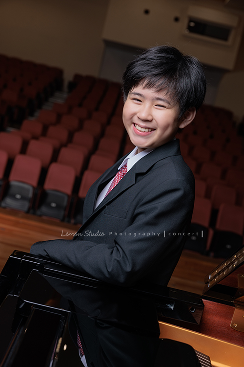 即將從國小音樂班畢業的晉瑋，提琴與鋼琴雙修，在音樂的薰陶下，從鏡頭裡看到他許多不同的情緒呈現，晉瑋的微笑已開始帶有青春期的帥氣，這張是晉瑋站在鋼琴旁笑得很燦爛的音樂班畢業照之一！