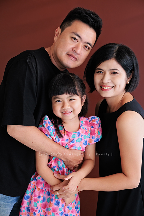 聿甄帶著一家大小來拍三代全家福，這天是爺爺奶奶及三個孩子、兩位媳婦、兩個可愛的孫女的組合，好喜歡這樣大家都好有元氣的合照！這張是二兒子一家可愛的全家福！