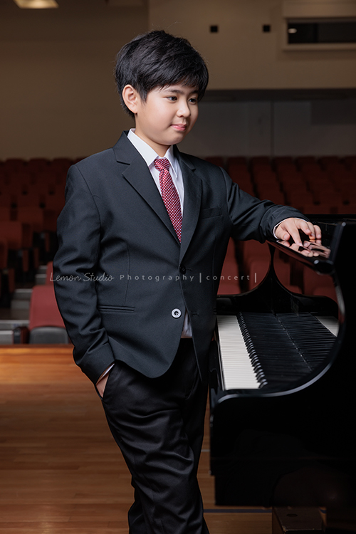 即將從國小音樂班畢業的晉瑋，提琴與鋼琴雙修，在音樂的薰陶下，從鏡頭裡看到他許多不同的情緒呈現，晉瑋的微笑已開始帶有青春期的帥氣，這張是晉瑋站在鋼琴旁沒有看鏡頭很帥氣的音樂班畢業照之一！