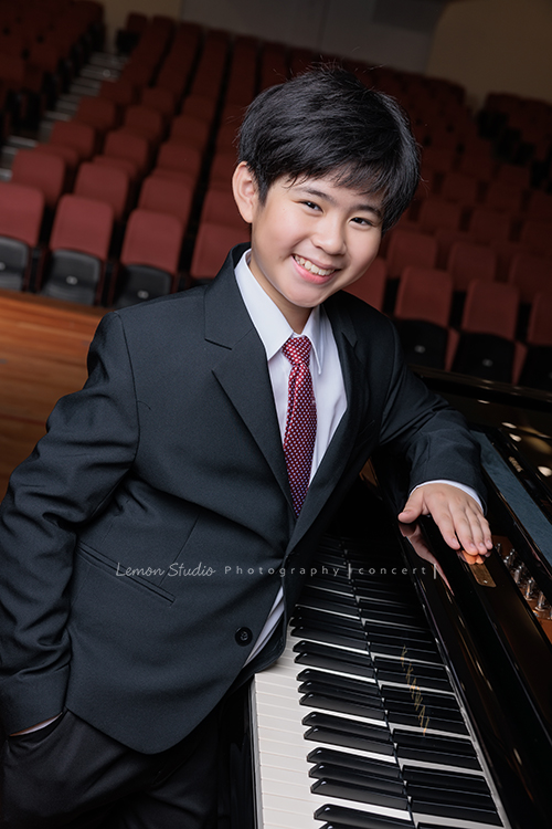 即將從國小音樂班畢業的晉瑋，提琴與鋼琴雙修，在音樂的薰陶下，從鏡頭裡看到他許多不同的情緒呈現，晉瑋的微笑已開始帶有青春期的帥氣，這張是晉瑋站在鋼琴旁笑得開心很帥氣的音樂班畢業照之一！