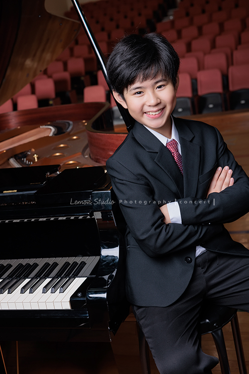 即將從國小音樂班畢業的晉瑋，提琴與鋼琴雙修，在音樂的薰陶下，從鏡頭裡看到他許多不同的情緒呈現，晉瑋的微笑已開始帶有青春期的帥氣，這張是晉瑋靠站在鋼琴旁很帥的音樂班畢業照之一！