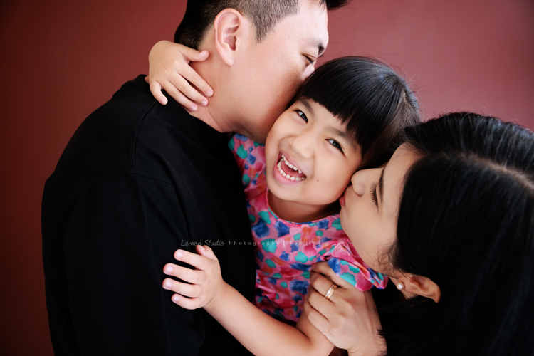 聿甄帶著一家大小來拍三代全家福，這天是爺爺奶奶及三個孩子、兩位媳婦、兩個可愛的孫女的組合，好喜歡這樣大家都好有元氣的合照！這張是二兒子一家超可愛的互動！爸拔媽麻親著女兒的相片！