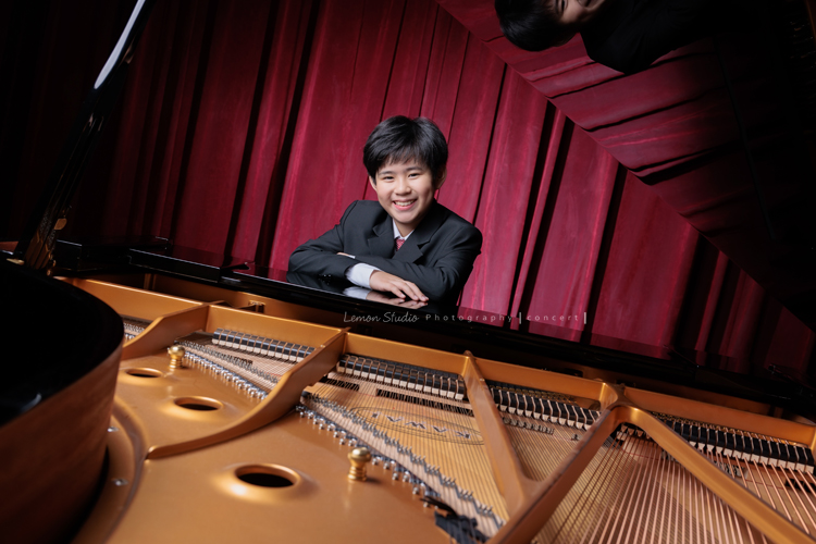 即將從國小音樂班畢業的晉瑋，提琴與鋼琴雙修，在音樂的薰陶下，從鏡頭裡看到他許多不同的情緒呈現，晉瑋的微笑已開始帶有青春期的帥氣，這張是晉瑋站在鋼琴前帥氣的一張音樂班畢業照之一！