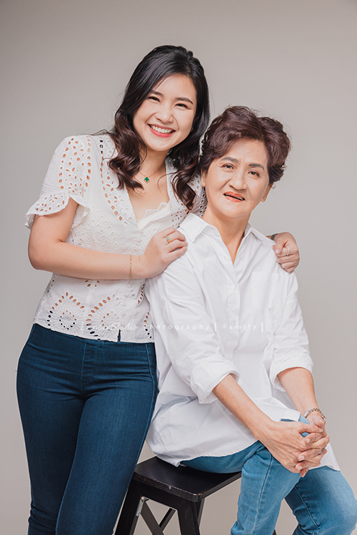 Corinne家三姊妹帶著媽媽從新加坡來台旅遊，也提早預約規劃好了這天來拍家庭寫真，美麗的三姊妹和媽媽這天預備好了一切前來，四人留下了好多好美且珍貴的互動紀錄與合照，這次的拍照會是Corinne三姊妹和媽媽珍藏一輩子的相片，這張是Corinne和媽媽兩人的合照，兩人的笑容都好美啊！