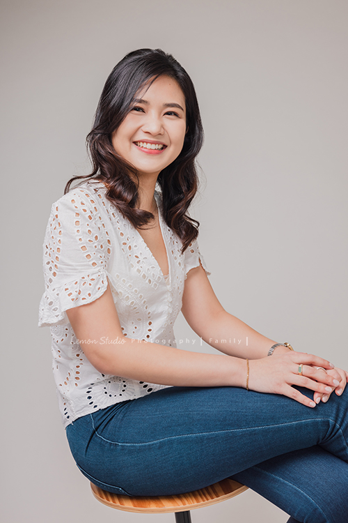 Corinne家三姊妹帶著媽媽從新加坡來台旅遊，也提早預約規劃好了這天來拍家庭寫真，美麗的三姊妹和媽媽這天預備好了一切前來，四人留下了好多好美且珍貴的互動紀錄與合照，這次的拍照會是Corinne三姊妹和媽媽珍藏一輩子的相片，這張是Corinne個人寫真獨照！