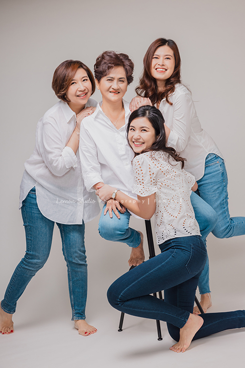 Corinne家三姊妹帶著媽媽從新加坡來台旅遊，也提早預約規劃好了這天來拍家庭寫真，美麗的三姊妹和媽媽這天預備好了一切前來，四人留下了好多好美且珍貴的互動紀錄與合照，這次的拍照會是Corinne三姊妹和媽媽珍藏一輩子的相片，這張是四人很活潑的一張合照！