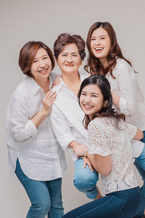 Corinne三姊妹和媽媽家庭寫真