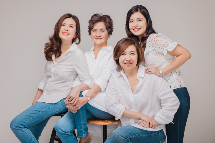 Corinne家三姊妹帶著媽媽從新加坡來台旅遊，也提早預約規劃好了這天來拍家庭寫真，美麗的三姊妹和媽媽這天預備好了一切前來，四人留下了好多好美且珍貴的互動紀錄與合照，這次的拍照會是Corinne三姊妹和媽媽珍藏一輩子的相片，這張是四人的合照！