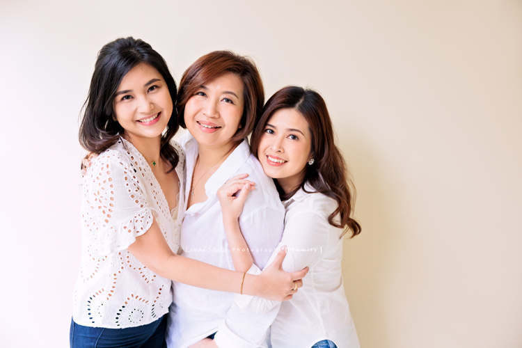 Corinne家三姊妹帶著媽媽從新加坡來台旅遊，也提早預約規劃好了這天來拍家庭寫真，美麗的三姊妹和媽媽這天預備好了一切前來，四人留下了好多好美且珍貴的互動紀錄與合照，這次的拍照會是Corinne三姊妹和媽媽珍藏一輩子的相片，這張是美麗的三姊妹的合照！
