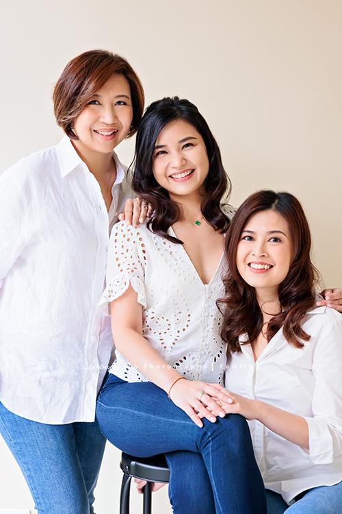 Corinne家三姊妹帶著媽媽從新加坡來台旅遊，也提早預約規劃好了這天來拍家庭寫真，美麗的三姊妹和媽媽這天預備好了一切前來，四人留下了好多好美且珍貴的互動紀錄與合照，這次的拍照會是Corinne三姊妹和媽媽珍藏一輩子的相片，這張是美麗的三姊妹的合照！三人笑得好開心好美啊！