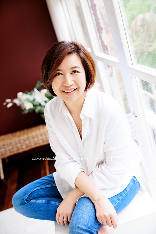 Corinne家三姊妹帶著媽媽從新加坡來台旅遊，也提早預約規劃好了這天來拍家庭寫真，美麗的三姊妹和媽媽這天預備好了一切前來，四人留下了好多好美且珍貴的互動紀錄與合照，這次的拍照會是Corinne三姊妹和媽媽珍藏一輩子的相片，這張是大姊的個人寫真獨照！
