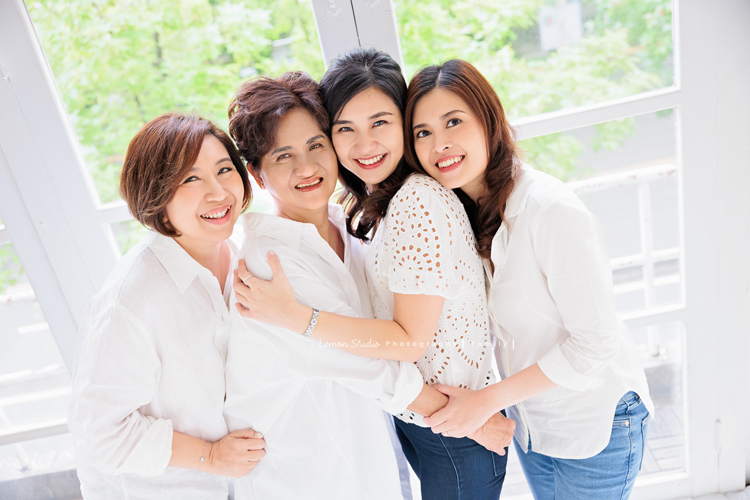 Corinne家三姊妹帶著媽媽從新加坡來台旅遊，也提早預約規劃好了這天來拍家庭寫真，美麗的三姊妹和媽媽這天預備好了一切前來，四人留下了好多好美且珍貴的互動紀錄與合照，這次的拍照會是Corinne三姊妹和媽媽珍藏一輩子的相片，這張是四人很開心的合照！