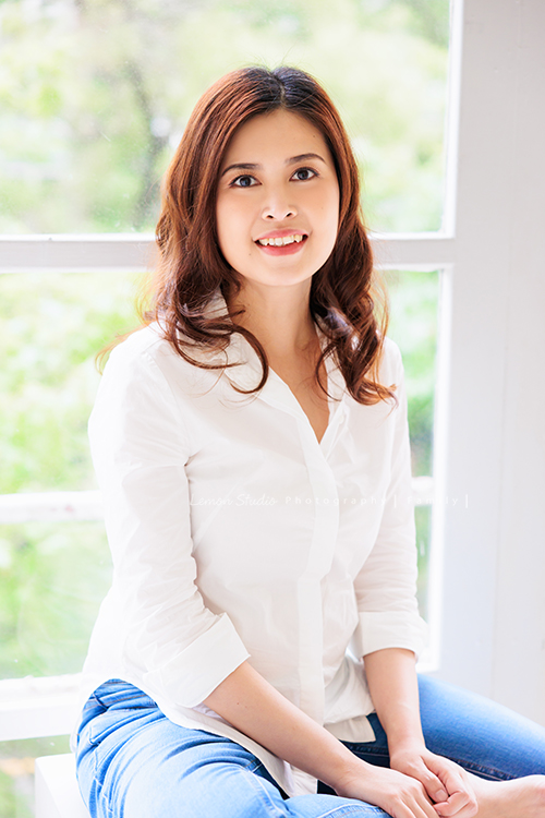 Corinne家三姊妹帶著媽媽從新加坡來台旅遊，也提早預約規劃好了這天來拍家庭寫真，美麗的三姊妹和媽媽這天預備好了一切前來，四人留下了好多好美且珍貴的互動紀錄與合照，這次的拍照會是Corinne三姊妹和媽媽珍藏一輩子的相片，這張是二姊很美的個人寫真獨照！