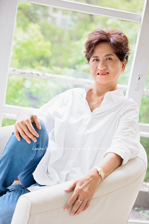 Corinne家三姊妹帶著媽媽從新加坡來台旅遊，也提早預約規劃好了這天來拍家庭寫真，美麗的三姊妹和媽媽這天預備好了一切前來，四人留下了好多好美且珍貴的互動紀錄與合照，這次的拍照會是Corinne三姊妹和媽媽珍藏一輩子的相片，這張是媽媽的個人獨照！