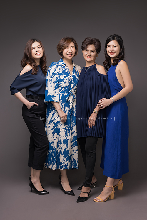 Corinne家三姊妹帶著媽媽從新加坡來台旅遊，也提早預約規劃好了這天來拍家庭寫真，美麗的三姊妹和媽媽這天預備好了一切前來，四人留下了好多好美且珍貴的互動紀錄與合照，這次的拍照會是Corinne三姊妹和媽媽珍藏一輩子的相片，這張是四人穿上藍色系的洋裝小禮服的美麗的家庭寫真！