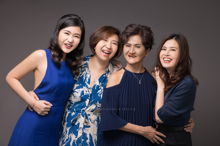 Corinne家三姊妹帶著媽媽從新加坡來台旅遊，也提早預約規劃好了這天來拍家庭寫真，美麗的三姊妹和媽媽這天預備好了一切前來，四人留下了好多好美且珍貴的互動紀錄與合照，這次的拍照會是Corinne三姊妹和媽媽珍藏一輩子的相片，這張是四人穿上藍色系的洋裝小禮服的美麗的家庭寫真！四人都笑得好開心好美啊！