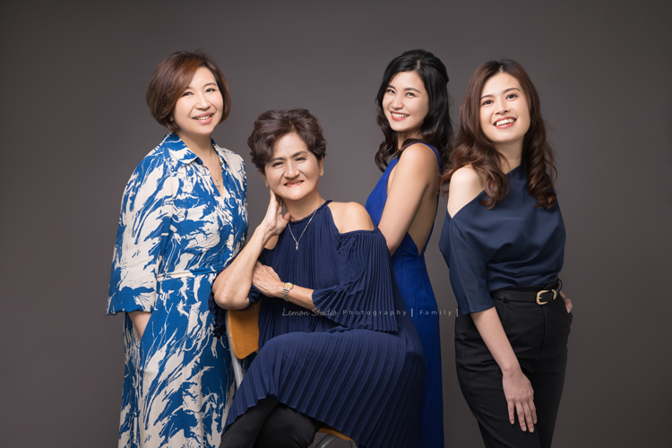 Corinne家三姊妹帶著媽媽從新加坡來台旅遊，也提早預約規劃好了這天來拍家庭寫真，美麗的三姊妹和媽媽這天預備好了一切前來，四人留下了好多好美且珍貴的互動紀錄與合照，這次的拍照會是Corinne三姊妹和媽媽珍藏一輩子的相片，這張是四人穿上藍色系的洋裝小禮服的美麗的家庭寫真！四人都好美麗好像model啊！
