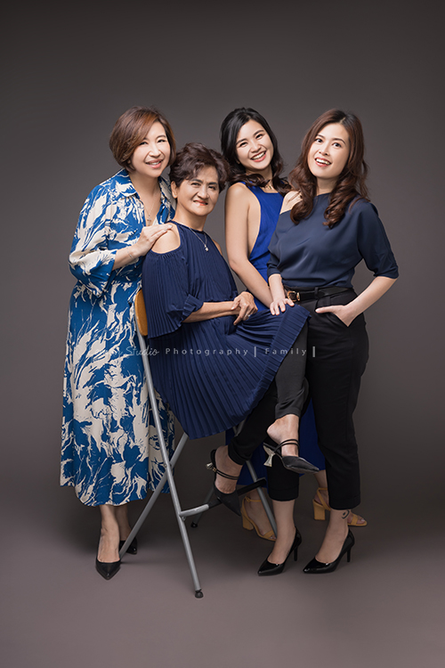 Corinne家三姊妹帶著媽媽從新加坡來台旅遊，也提早預約規劃好了這天來拍家庭寫真，美麗的三姊妹和媽媽這天預備好了一切前來，四人留下了好多好美且珍貴的互動紀錄與合照，這次的拍照會是Corinne三姊妹和媽媽珍藏一輩子的相片，這張是四人穿上藍色系的洋裝小禮服，媽媽坐在中間，四人美麗的全家福合照！