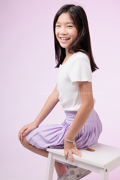 Cynthia媽麻的兩個可愛的女兒來拍寫真照，女孩們在鏡頭前很自然，拍起來不但很有質感，也抓到了兩個女孩許多不同的情緒與表情，這張是姊姊坐著側身轉過來看鏡頭很可愛的個人寫真！