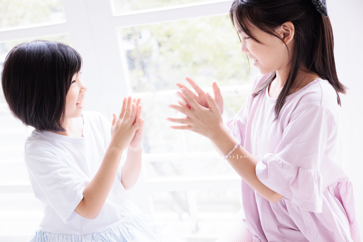 Cynthia媽麻的兩個可愛的女兒來拍寫真照，女孩們在鏡頭前很自然，拍起來不但很有質感，也抓到了兩個女孩許多不同的情緒與表情，這張是姊妹倆玩著遊戲的紀錄寫真照！