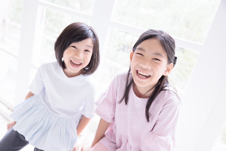 Cynthia媽麻的兩個可愛的女兒來拍寫真照，女孩們在鏡頭前很自然，拍起來不但很有質感，也抓到了兩個女孩許多不同的情緒與表情，這張是姊妹倆人坐在一起笑得非常燦爛的紀錄寫真照！