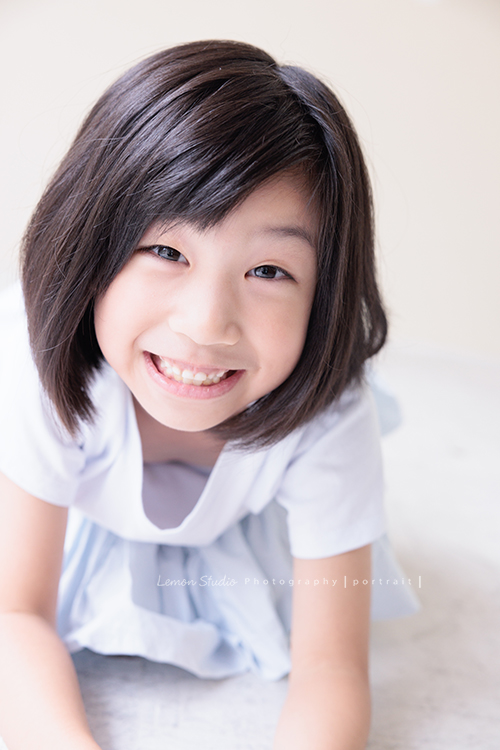 Cynthia媽麻的兩個可愛的女兒來拍寫真照，女孩們在鏡頭前很自然，拍起來不但很有質感，也抓到了兩個女孩許多不同的情緒與表情，這張是妹妹俏皮地看著鏡頭很可愛的個人寫真照！