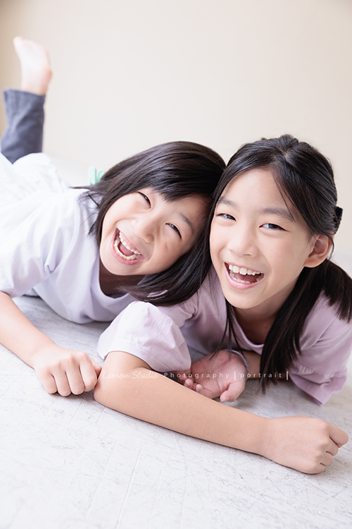 Cynthia媽麻的兩個可愛的女兒來拍寫真照，女孩們在鏡頭前很自然，拍起來不但很有質感，也抓到了兩個女孩許多不同的情緒與表情，這張是姊妹倆很開心地靠在一起俏皮地看著鏡頭很可愛的寫真照！