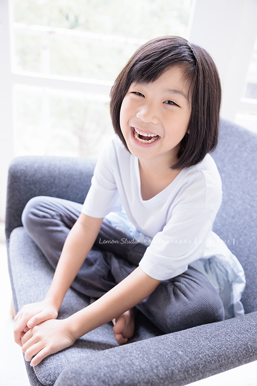 Cynthia媽麻的兩個可愛的女兒來拍寫真照，女孩們在鏡頭前很自然，拍起來不但很有質感，也抓到了兩個女孩許多不同的情緒與表情，這張是妹妹坐在椅子上笑得很開心的寫真照！