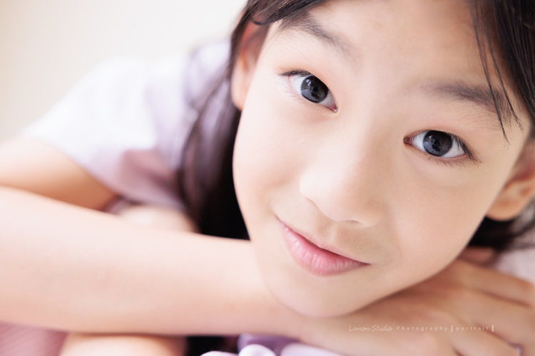 Cynthia媽麻的兩個可愛的女兒來拍寫真照，女孩們在鏡頭前很自然，拍起來不但很有質感，也抓到了兩個女孩許多不同的情緒與表情，這張是姊姊瞪大眼睛看著鏡頭很俏皮的一張臉部特寫寫真照！